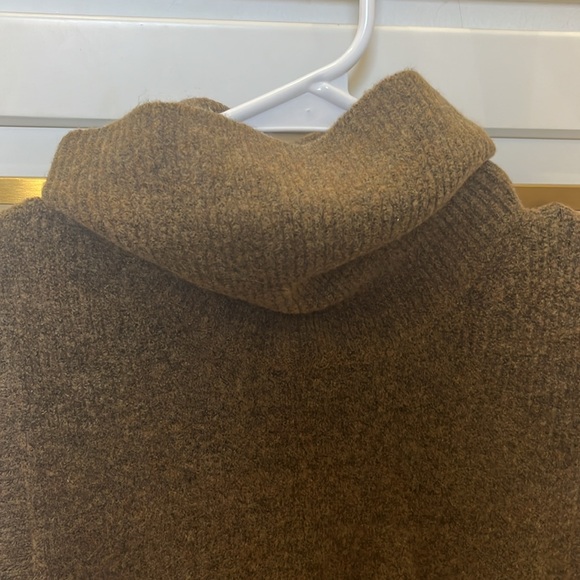 White House Black Market Soft Turtleneck Peplum in Heather Toasted Coconut NWT M - Picture 7 of 12